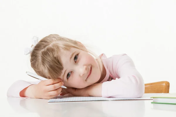 Chica de la escuela aprendiendo a escribir —  Fotos de Stock