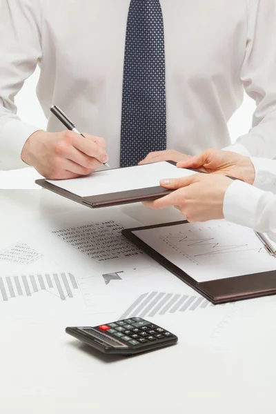 Jefe firmando un documento — Foto de Stock