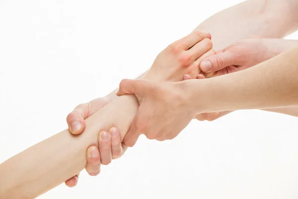 Ludzie dając pomocną dłoń do kobiety — Zdjęcie stockowe