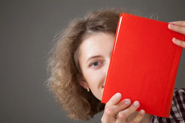 Mulher com um livro vermelho — Fotografia de Stock