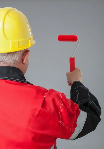 Pintor segurando um pequeno rolo — Fotografia de Stock