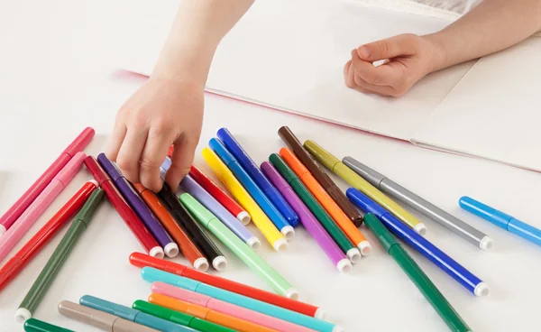 Child choosing a soft-tip pens — Stock Photo, Image