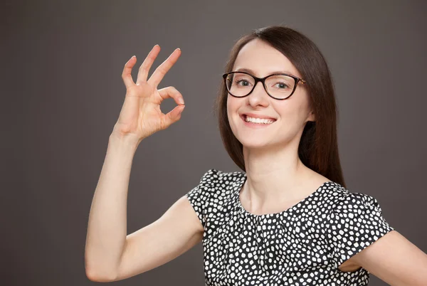 Vrouw met een teken "Ok" — Stockfoto