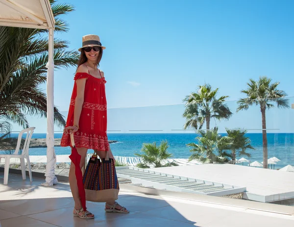 Donna con in mano una borsa e un ombrello — Foto Stock