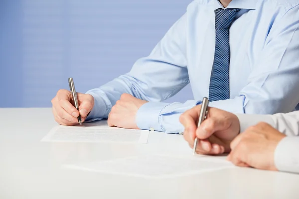 Επιχειρηματίες, υπογράφοντας συμβόλαιο — Φωτογραφία Αρχείου