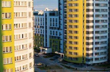 Renkli yüksek binalar