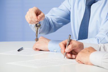 Anahtarları ortağı için geçen işadamı