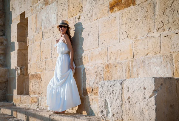 Frau nähert sich der Steinmauer — Stockfoto