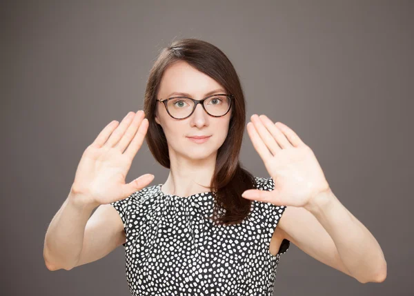 Vrouw weergegeven: weerzinwekkend gebaar — Stockfoto