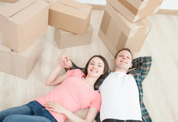 Couple lying on the floor — Stock Photo, Image