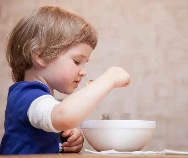 Bambino che mangia a casa — Foto Stock