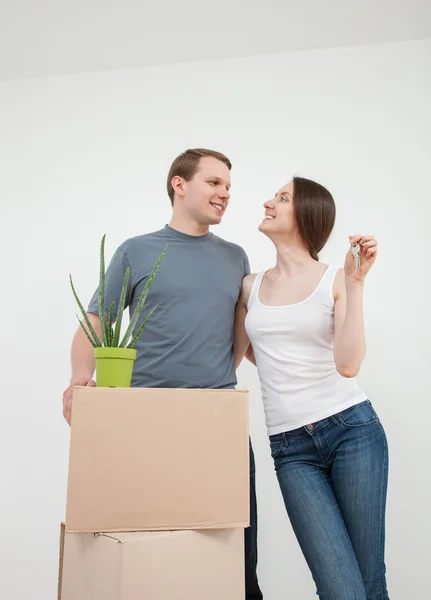 Man and woman standing near boxes — Stock Photo, Image