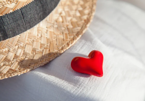 Hasır şapka ve kırmızı kalp — Stok fotoğraf