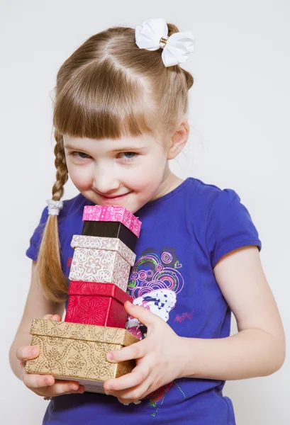 Mädchen hält mehrere Kisten in der Hand — Stockfoto