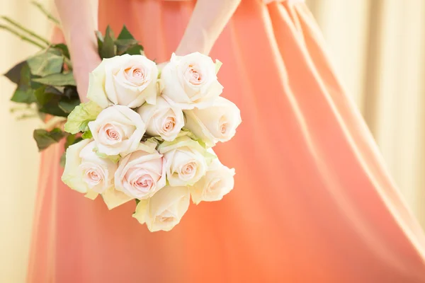 バラの花束を保持している若い女性 — ストック写真