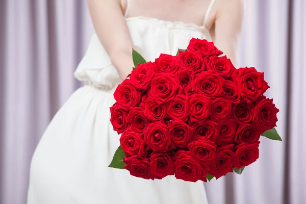 Young woman holding  bouquet — Stock Photo, Image