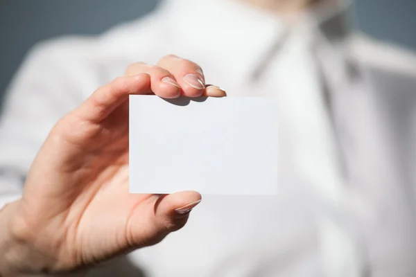 Geschäftsfrau zeigt Visitenkarte — Stockfoto