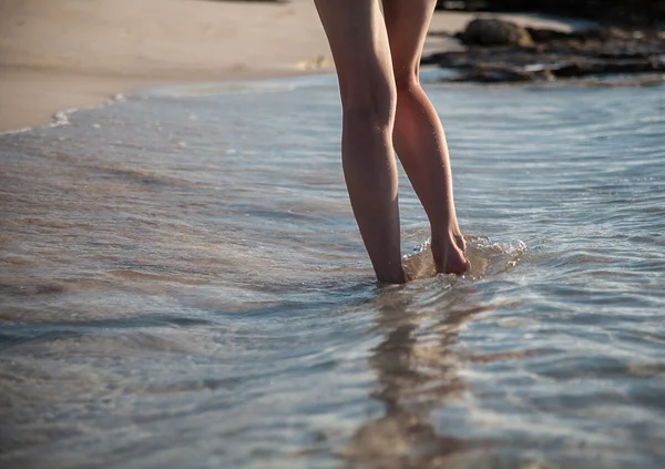 Woman walking along the seacoast — Stock Photo, Image