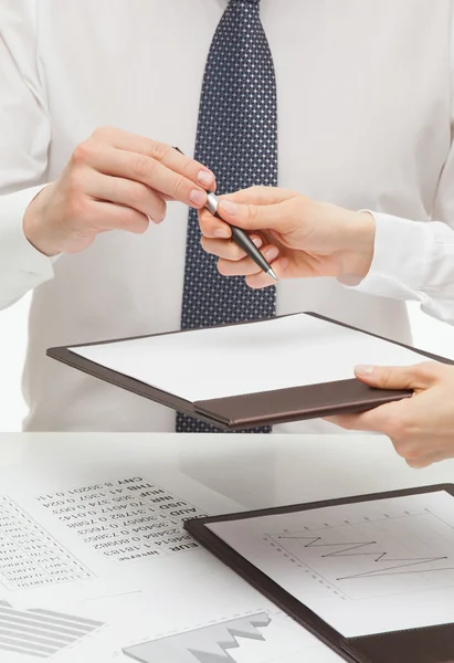 Empresarios firmando documento — Foto de Stock