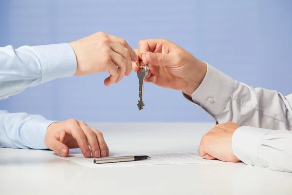 Businessman passing keys to his partner — Stock Photo, Image