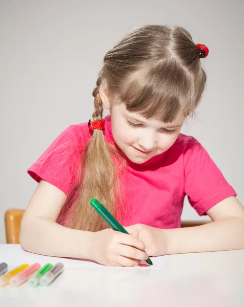Щаслива маленька школярка малює — стокове фото