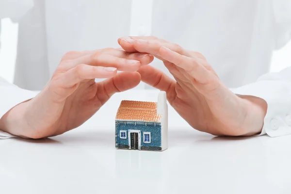 Female hands guards  toy house — Stock Photo, Image