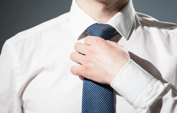 Businessman adjusting his tie — Stock Photo, Image