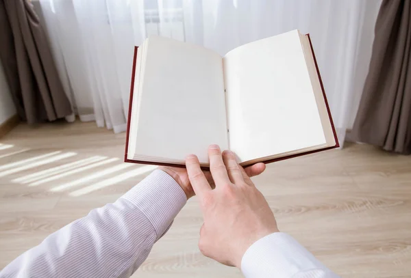 Gentleman håller en öppen bok — Stockfoto