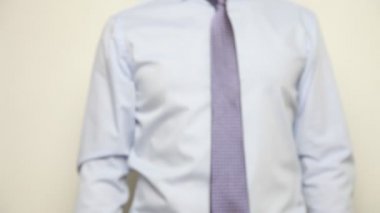 Tanınmayan işadamı el sallayarak