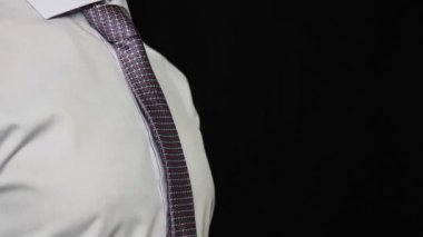 İş adamı kravatını düzeltiyor.