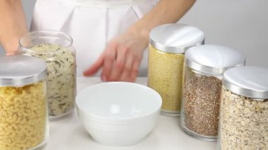 çiğ pirinç ile pota holding eller