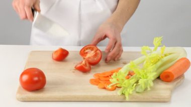 kadınların elleri ve salata hazırlık