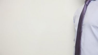 İş adamı el sıkışma teklif ediyor