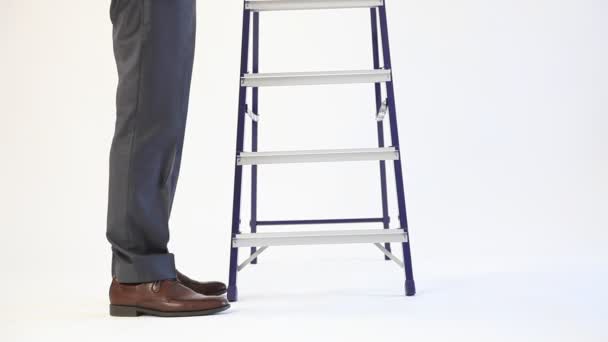Homem de negócios caminhando na escada — Vídeo de Stock