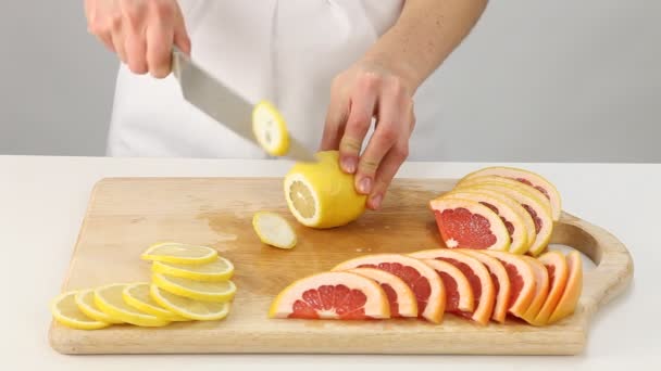 Female hands cutting fresh fruits — Stock Video