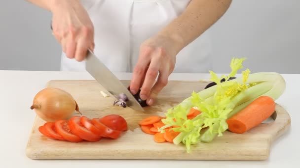 Mani delle donne e preparazione dell'insalata — Video Stock