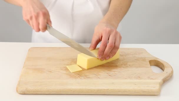Γυναικεία χέρια κοπή φρέσκο τυρί — Αρχείο Βίντεο
