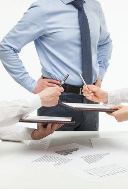 Astları patron belgeleri imzalamak sunan