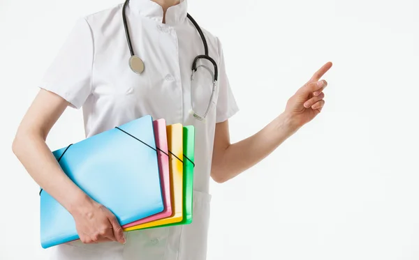 Γιατρός κρατώντας χρωματιστά φάκελοι — Φωτογραφία Αρχείου