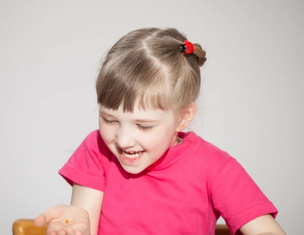 Meisje op zoek op haar geopende palm — Stockfoto