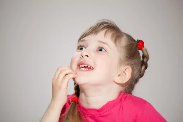 Glad liten tjej väntar överraskning — Stockfoto