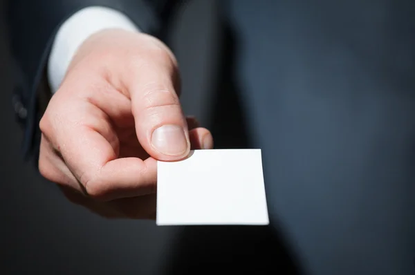 비즈니스 카드에 밖으로 도달 하는 남자의 손 — 스톡 사진