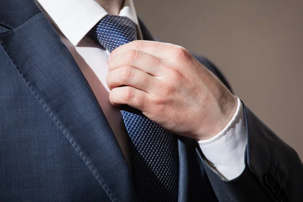 Empresario ajustando su corbata — Foto de Stock