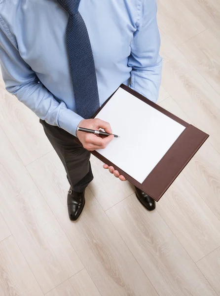 Businessman signing a contract — Stock Photo, Image