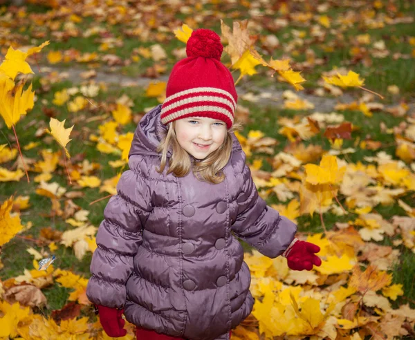 Meisje lopen tussen Herfstbladeren — Stockfoto