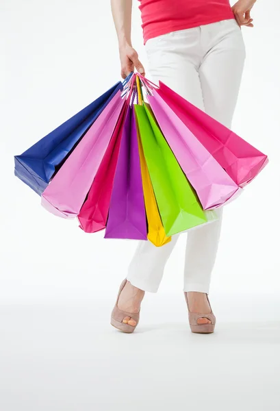 Jovem com sacos de compras — Fotografia de Stock