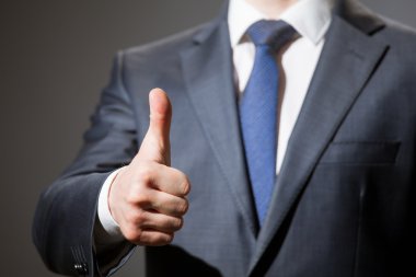 İşadamı baş parmağını gösteriyor