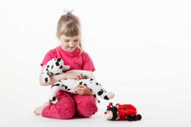 Peluş oyuncaklar ile oynama kız