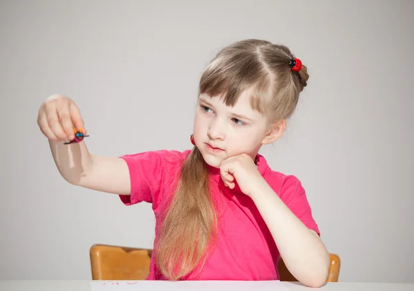 Menina brincando com um plastificante para — Fotografia de Stock