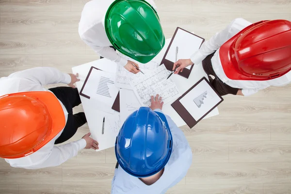 Group discussion in a construction company — Stock Photo, Image